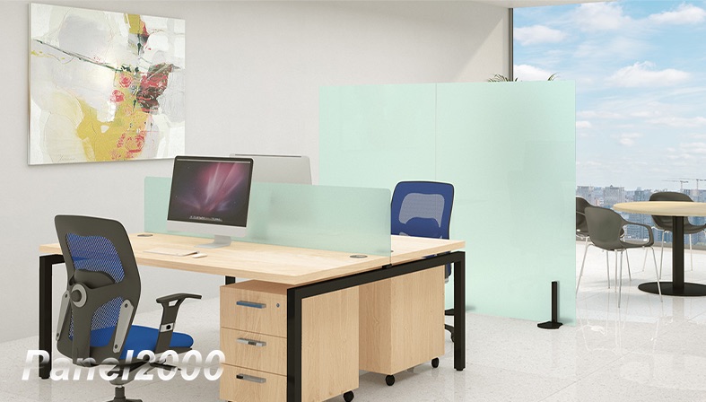 Vista de un biombo estratégicamente colocado en la decoración de una agencia inmobiliaria.
