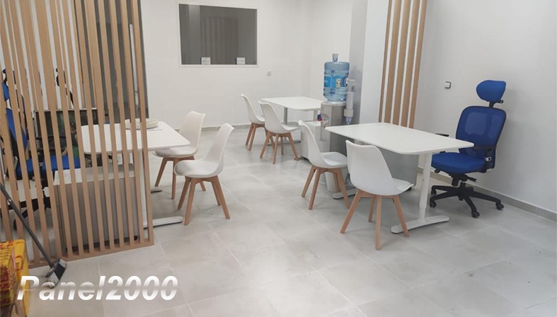Vista de la decoración de una oficina inmobiliaria.
